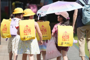 海外「子どもたちのマスクと熱中症の関係」日本の学校はどんな感じ？