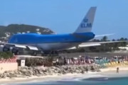 離陸する飛行機の近くにいた人たちが飛ばされていく映像が怖すぎる　海外の反応