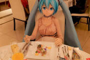 海外「やりすぎじゃね…？？」初音ミクと結婚した日本人、クリスマスの過ごし方がガチ（海外の反応）