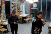 海外「中国の店内でいきなり牛に襲われる男」