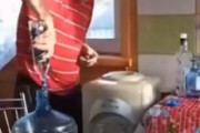 ついにウォーターサーバーのタンクにウォッカを入れるロシア人が現れる