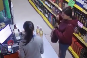 地震だ！酒屋で買い物中にかなり大きな地震が起きて棚にあるお酒が・・・。海外の反応
