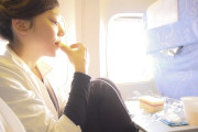 日本人が機内で乳児にネタバレされてて面白いｗｗｗ【タイ人の反応】