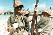 第二次世界大戦中、日本刀を誇らしげに披露する負傷した海兵隊員の写真が海外で話題に