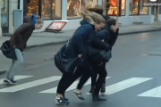 街中みんながパントマイム！？ノルウェーを襲った強風vs町の人たち  海外の反応