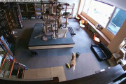 外国人「地震が発生した日本の猫カフェの映像、数秒前には猫が揺れを察知している！」