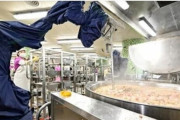 韓国人「韓国学校給食へのロボット導入に賛否両論…」労働者不足の根本的解決策になるのか？　韓国の反応