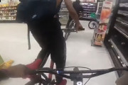 英国のスーパーマーケットにて少年グループが自転車で乱入、買い物客を殴り、商品を落としていくなどの暴挙