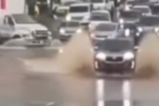 お前らが行かないなら俺が先に行くぜ。立ち往生している車をリードする一台の車。海外の反応