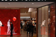 韓国人「ルイ・ヴィトンの新商品、90万円のニットが斬新すぎる件ｗｗｗｗ」