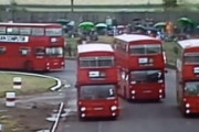 ロンドン名物の「2階建てバス」でレースをすると…こんなにハラハラドキドキする