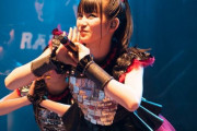 若い頃のBABYMETALの写真にハートの絵文字の是非　10代の女の子 vs おじさん　【海外の反応】