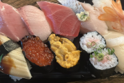 海外「日本はどうなってるんだ…」 日本の普通のスーパーで買える寿司に外国人が衝撃