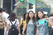 韓国人「2002年の若者の街（新村、梨大、弘大）の様子を見てみよう」