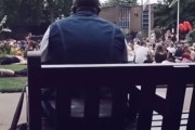 男性が歌うボン・ジョヴィが、その時公園にいた人々の心を一つにした
