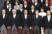 海外の反応：「着物や袴でいいのでは」日本政府、だらし内閣集合写真の加工を認める