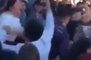 乱闘現場に突如現れたヒーロー！争いは止めてみんなで踊ろうぜダンス。海外の反応