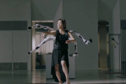 【海外】「不気味だ」「何につかうの？」日本が開発したウェアラブルなロボットアームがヤバすぎると海外で話題に！