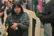 これがトーキョー…小田急線のカオスな乗車風景に海外絶句「次の電車待てばいいのに…」