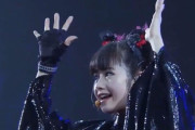 これはグラストンベリーのYUIMETALか？　それとも…　【海外の反応】