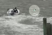 【海外】嵐が襲来！救助ヒーローがカヤック転覆で女性と犬を救出した感動ストーリー
