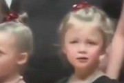 小さな女の子が発表会で客席にいる両親を見つけた…泣きそうな顔が喜びに変わる瞬間