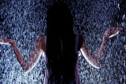日本のゲリラ豪雨でマンション1階が水没！？→扉が凄い、職人さんの技術が勝ってると話題に！【タイ人の反応】