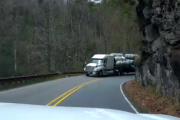 こんな狭い道で正面からこんにちは。前から恐ろしい感じの荷物を積んでくる車が突然やってくる。海外の反応