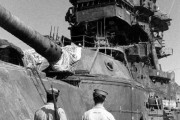 海外「こんなに立派な日本海軍の戦艦が沈められてしまったなんて・・・」大日本帝国時代の戦艦”長門”を警備するアメリカ軍人の写真が話題に