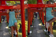 海外「神社の鳥居で懸垂する外国人、そりゃ日本が観光客にウンザリするわけだ」