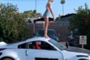 背の低い車の上によじ登ってバク宙した結果･･･　海外の反応