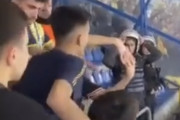 【海外の反応】トルコのサッカーファンの卑猥すぎる挑発をご覧ください「非現実的な光景だｗ」