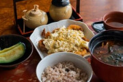 スーパーでの買い出し、自炊…日本での日常生活をご紹介「野菜がプラスチックで包まれてる！」「ラーメンにマヨ！？」海外の反応