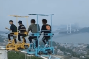 海外「日本だから安全なはずなんだ、中国だったら大変なことになりそうだけどｗｗｗ」漕ぐジェットコースター！？日本のスカイサイクルに外国人が驚愕