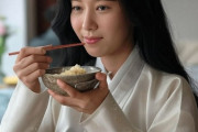 韓国人「なぜ日本人はお椀を持って食べるの？」丼を持つ日本と置く韓国の驚くべき食事マナーの違いがこちらです　韓国の反応