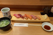 外国人「自分史上最高の寿司。築地の8席の小さな寿司屋にて」→「わぁ、これはすごい」「信じられないほどおいしそう！！」「超羨ましい」