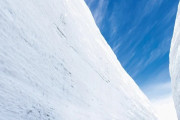【海外】「マリオカートのコースかよ！」アルペンルートの異常な高さの雪の壁に世界が驚愕！