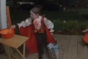 トリックオアトリートに来たらお菓子が空っぽ？それを見た8歳の男の子の心温まる行動が話題に