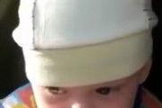 【衝撃】変わったアイスの食べ方をする幼児さんが海外で話題に！←これ