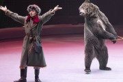 サーカスのクマが調教師を引き裂き殺害　マスク着用でクマが相棒の顔を認識できず