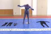 外国人「コスプレすると盗みたくなるという日本人男性、空き巣で逮捕…」