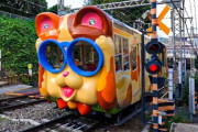 【動画】閑静な住宅街に突如現れる謎の猫型電車