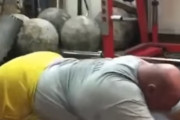超人ハルクのような筋肉ゴリゴリ巨漢が腹筋ローラーで「立ちコロ」するとこうなるらしい　海外の反応