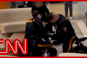 米：白人と黒人の喧嘩仲裁を行った警察官、黒人のみに手錠をかけ大問題に…[海外の反応]