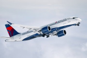 客室の荷物棚からウジ虫が降ってくるという悪夢。飛行機は急遽引き返す