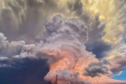 外国人「世界の空で観測された珍しい気象現象を見せていく！」
