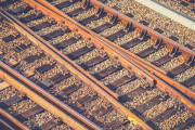 【海外】「電車の前に飛び出した英雄！倒れた男性を救う感動の瞬間を見逃すな」