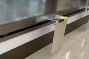 日本のコンビニ店舗が考案した冷蔵庫の扉を足で開閉できるコロナ対策が海外でも話題に