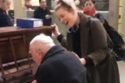 駅でピアノを弾く老人男性に合わせて女性歌手が歌を。そこから始まる感動のセッションに駅が震える（イギリス）