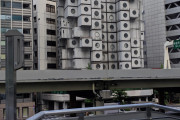 海外「日本にはこんな寒気の走るような建物があったの・・・？」東京の中銀カプセルタワービルに外国人が驚愕！